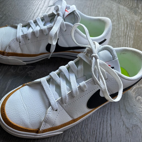 Women's Court Legacy Leather Sneaker - Picture 2 of 5